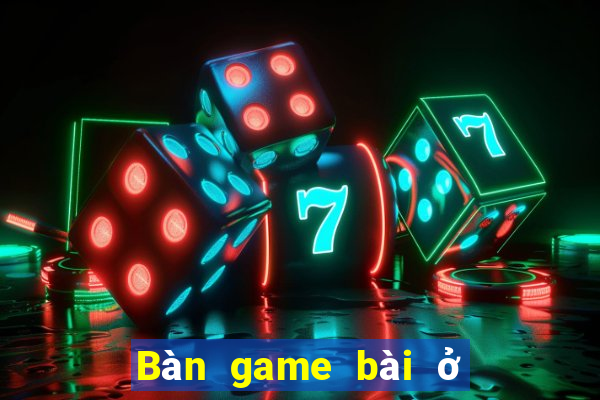 Bàn game bài ở cửa Đại Lộc