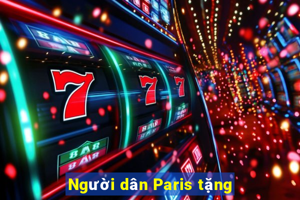 Người dân Paris tặng