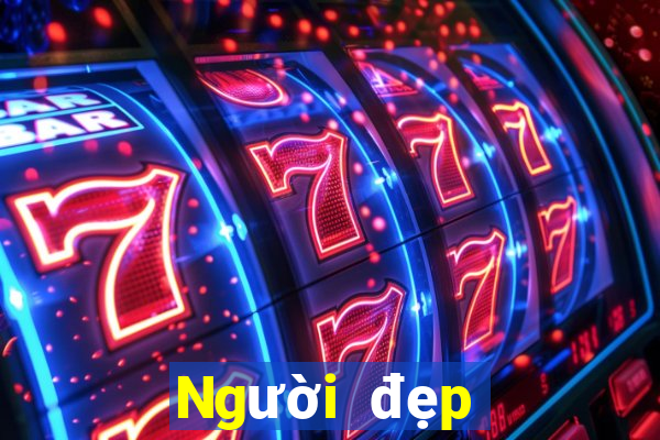 Người đẹp lớn chơi game bài