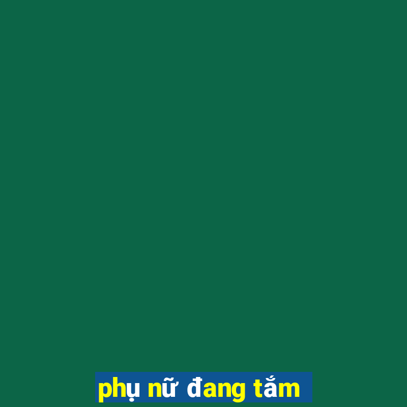 phụ nữ đang tắm