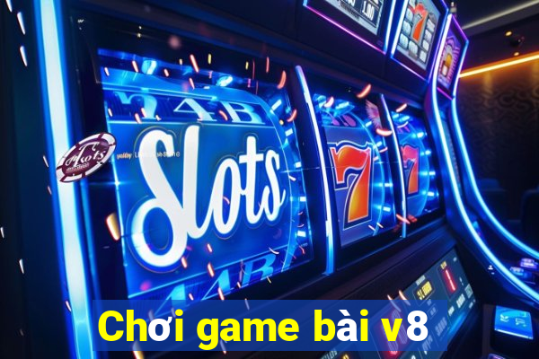 Chơi game bài v8